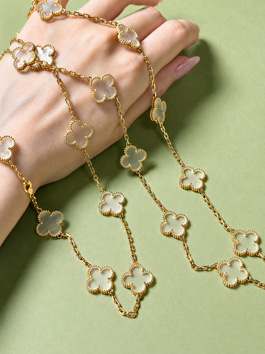 20-Motif Clover Crystal Necklace